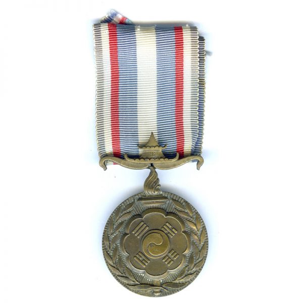 Korea medal	(L19537)  G.V.F. £45 1