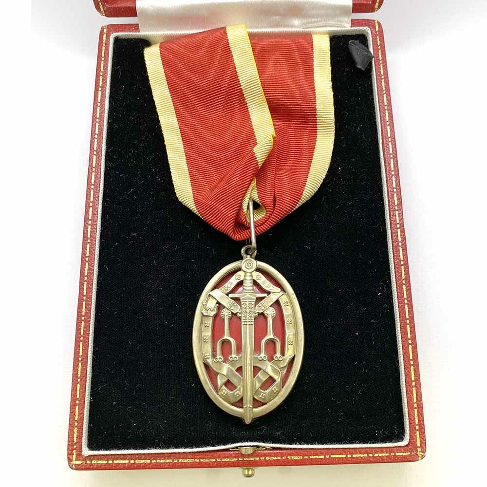 Knight Bachelor Neck Badge 3rd Type cased 1