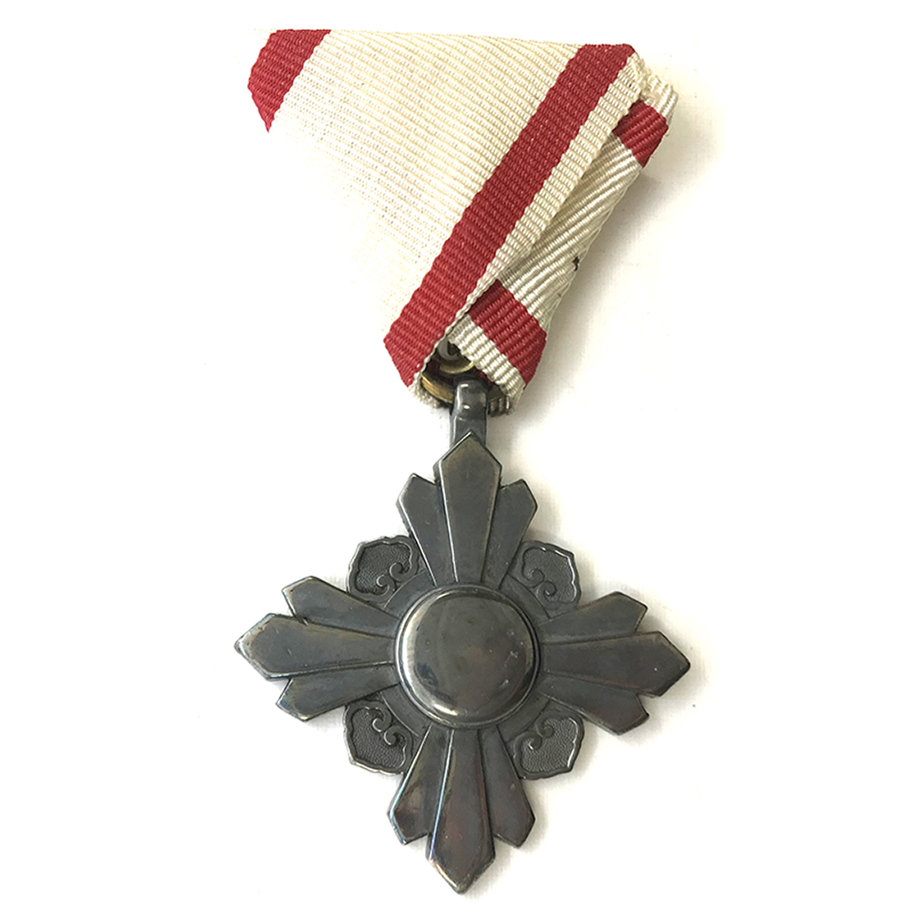 Order of the Auspicious Clouds 8th Class very scarce award 1