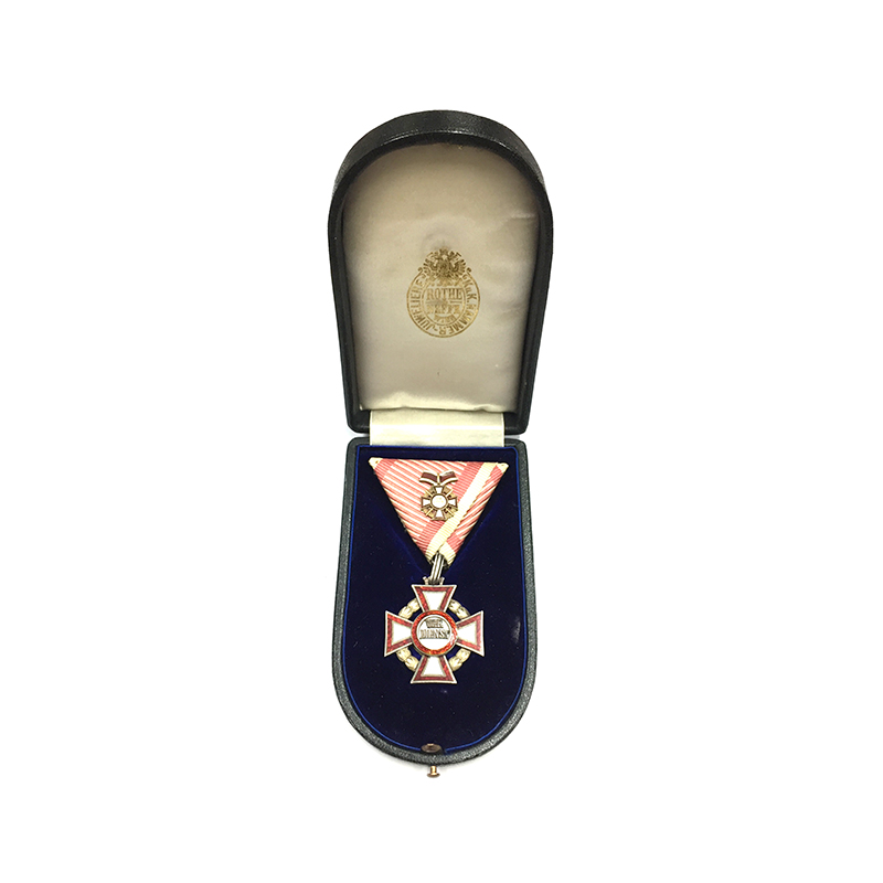 Military Merit Cross  with   war decoration cased 5