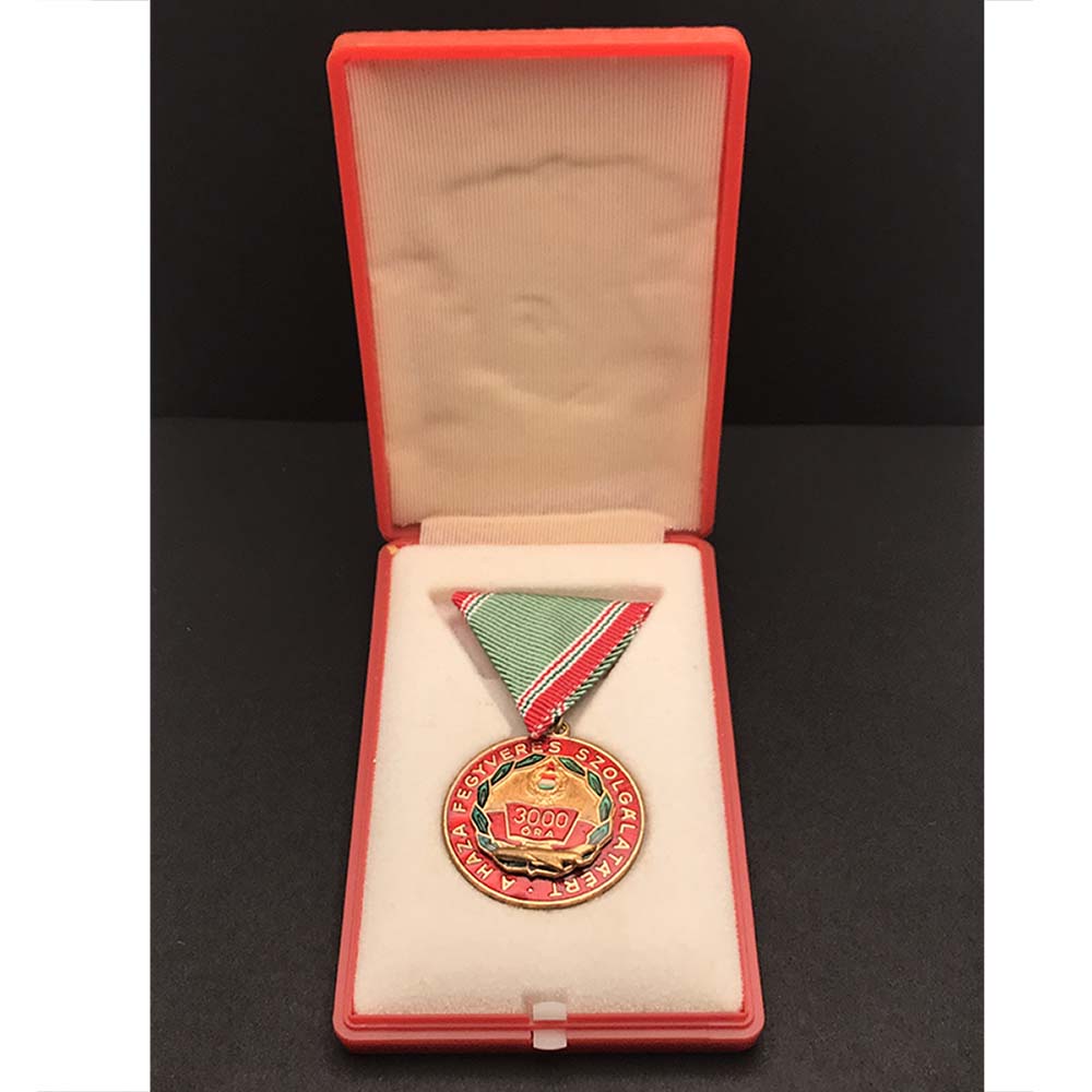 Defence Service medal for 30 years in fitted embossed case of issue... 1